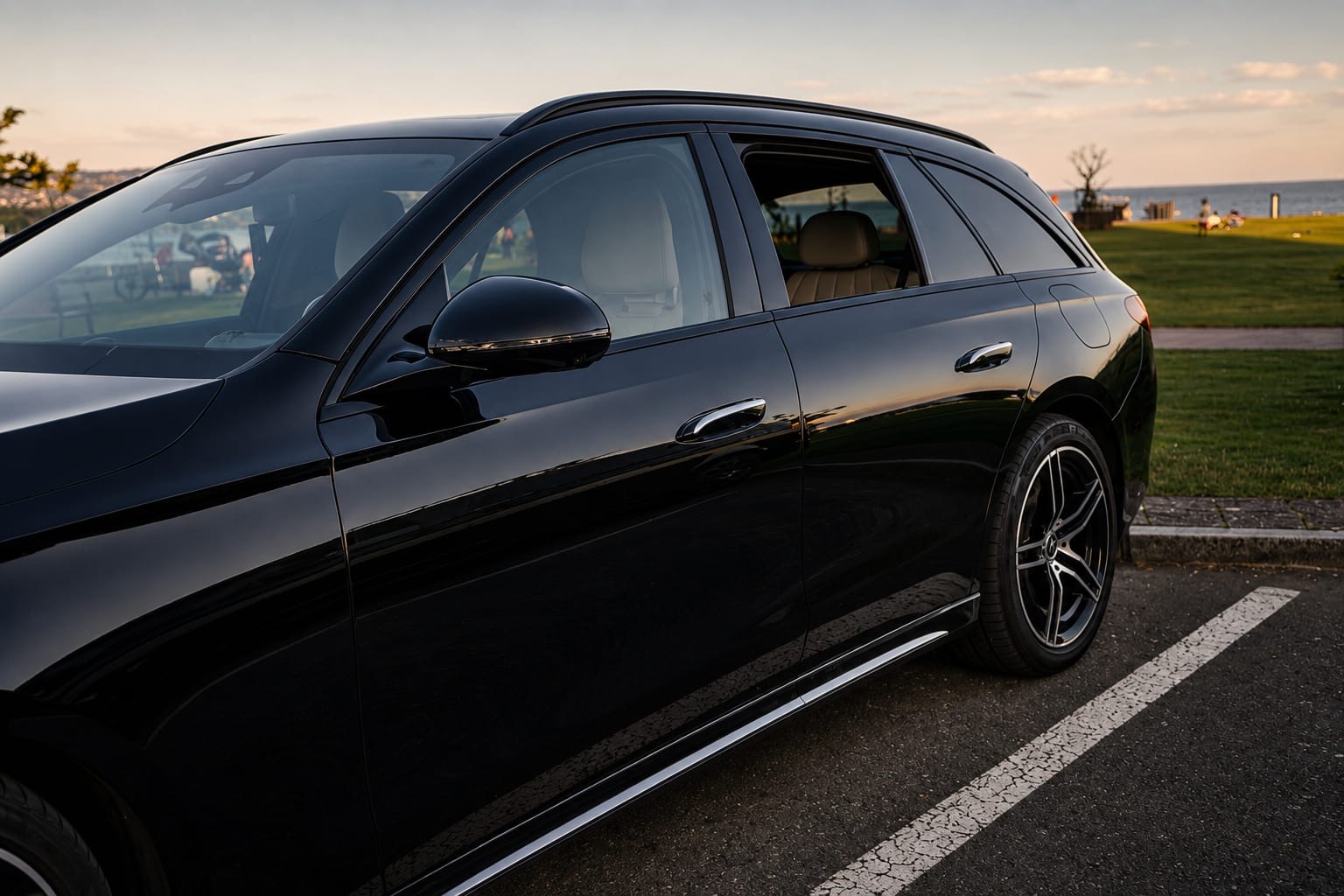 Vue latérale Mercedes noire avec jantes AMG